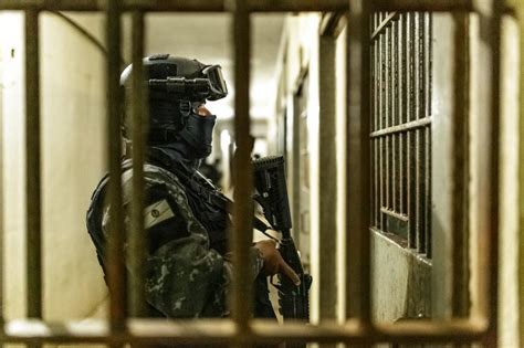 Karen Alves Advogada Criminalista atua na defesa de acusados de tráfico de drogas.